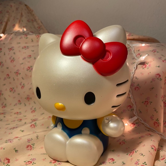 Hello Kitty Piggy Bank - Picture 3 of 6